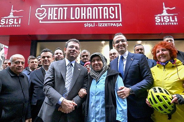 cemseymen's tweet photo. Şişli Belediyesi kayyumu Kaymakam Cevdet Ertürkmen, Kent Lokantalarını kapatma kararı aldı. Gezici yemek arabasını da garaja çektirmiş. Üniversitedeki öğrencilerimden biri geçen dönem şöyle demişti: Hocam bu lokantalar olmasa ailem beni okuldan alacaktı. 
Yazıktır. Günahtır. https://t.co/TgCIhyxKku