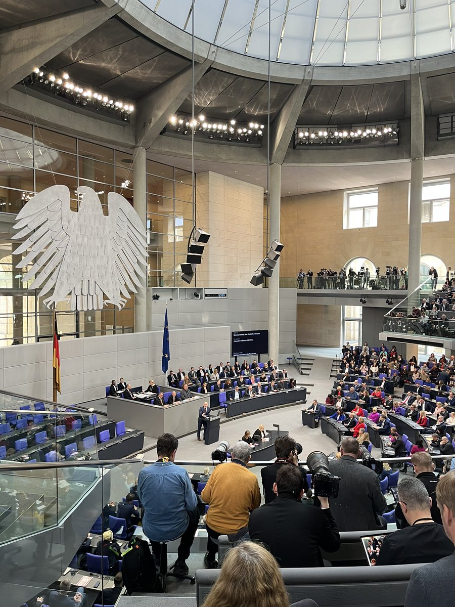 Die erste Sitzung des neuen Bundestags. Für 230 neue Parlamentarier eine Premiere. Zur Stunde: Debatte über die Geschäftsordnung und damit über die Regeln im #Bundestag. <a href="/ARD_BaB/">Bericht aus Berlin</a> <a href="/BR24/">BR24</a>