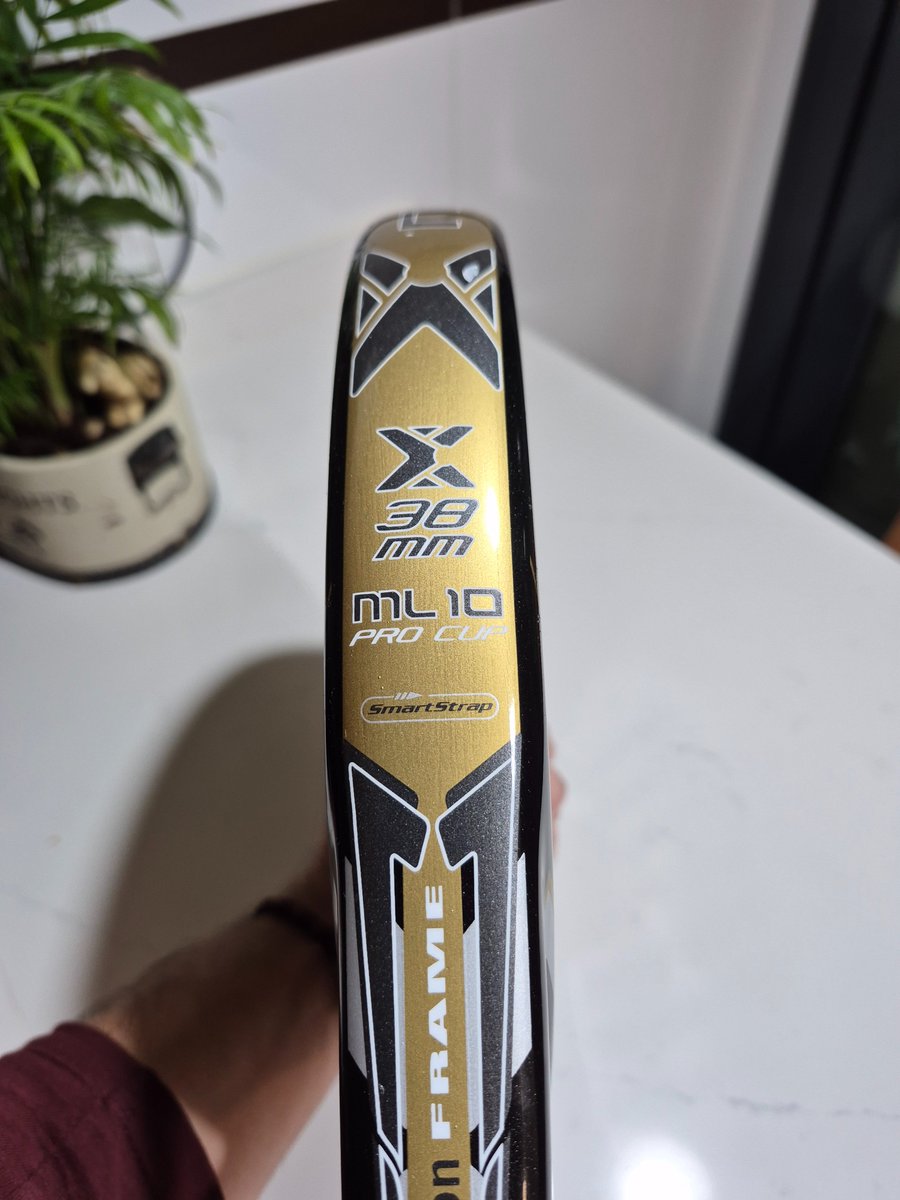 legna82's tweet photo. @noxpadel contento con mi pala Nox hasta que un día en un remate, con menos de un año la pala se raja... ni fuerza excesiva ni nada parecido, un remate normal, pala bien cuidada y sin mucho uso,.. garantia de 0. No repetiré https://t.co/9wrzNRTRVt