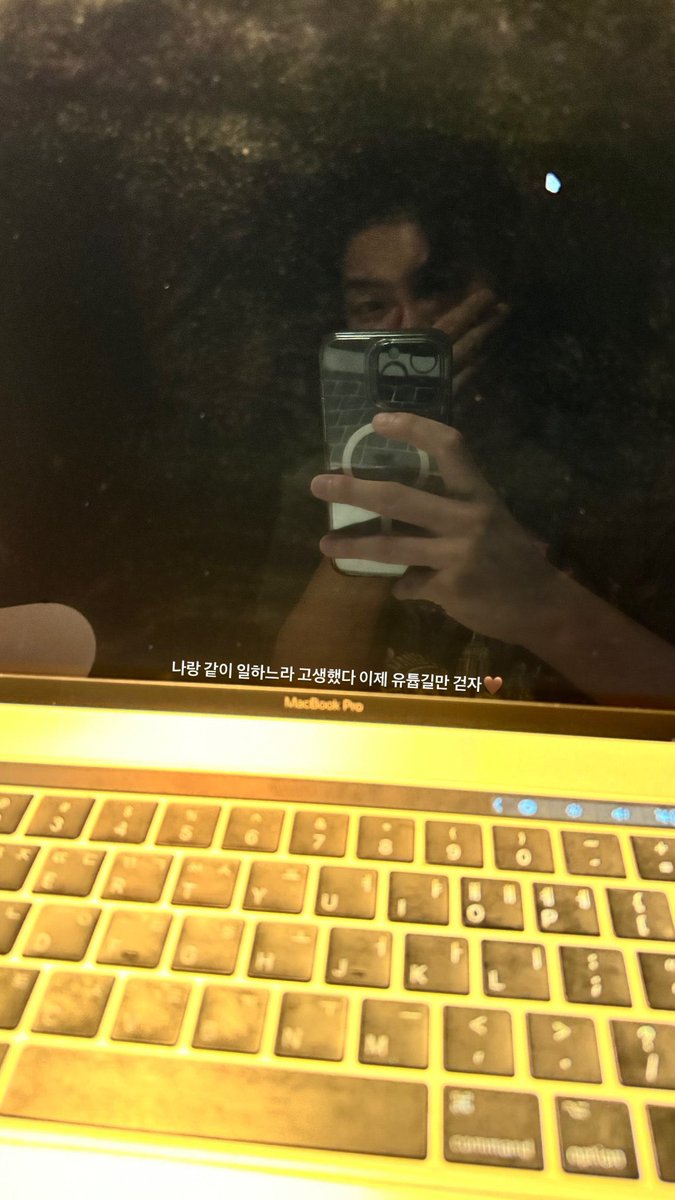 p0lar_oid's tweet photo. 최준혁 음악작업 할 때 쓰는 전자기기들 의인화해서 잘 부탁한다고하거나 요친구라고 지칭하고 은퇴한 기기한텐 수고했다고 하는 거 귀여움 얘네도 같이 음악하는 동지다 이건가 https://t.co/kdbo3oagmZ