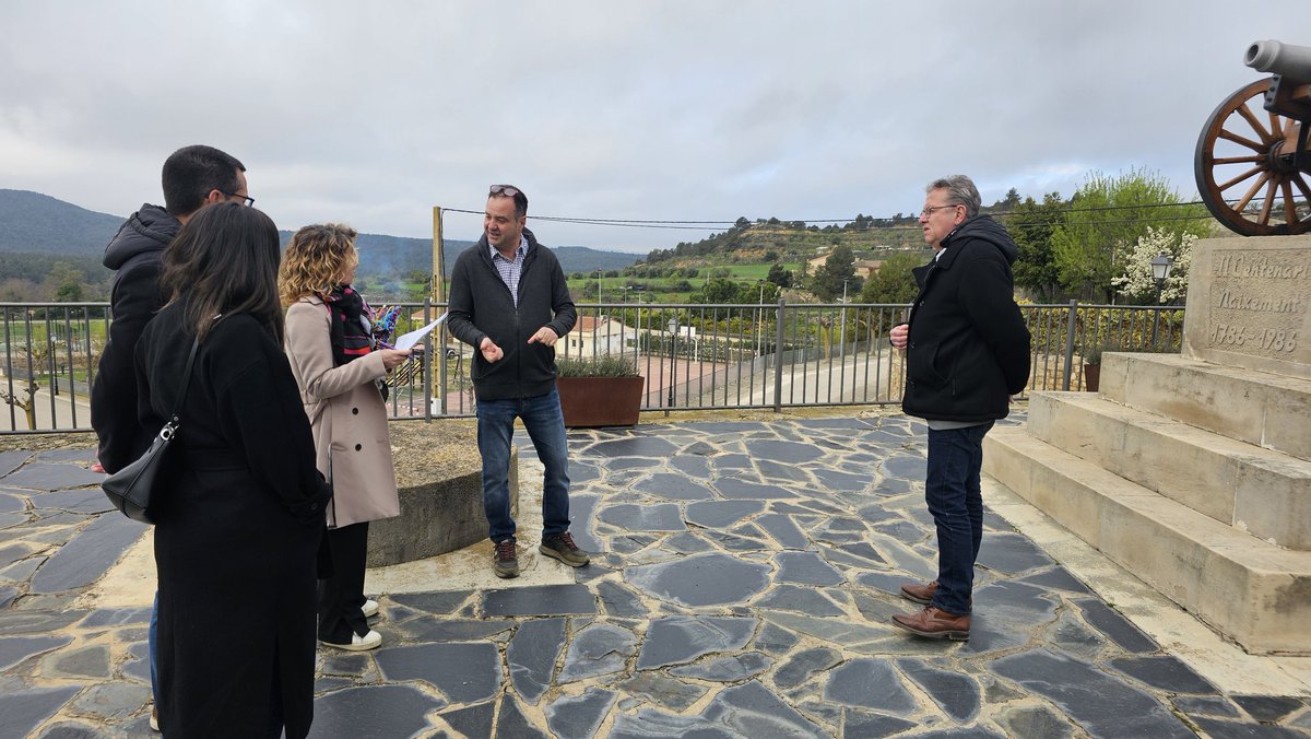 LoJoan's tweet photo. A #Fulleda, amb l’alcalde Jordi Arbos, visitem alguns equipaments i les instal•lacions del nou Ajuntament. Exemples de bona gestió i d'impuls per seguir fent créixer el municipi. Un treball constant d'aquest consistori per un poble viu i amb futur! https://t.co/gRyAs84mkV
