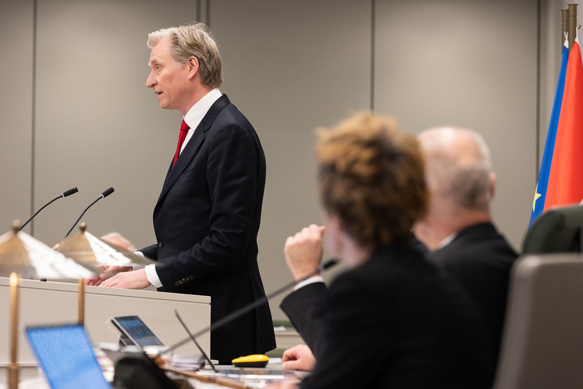 De vergadering is geschorst tot 13.30 uur. Na de schorsing wordt de eerste termijn van de Kamer in het debat over de Begrotingsstaten Onderwijs, Cultuur en Wetenschap 2025 hervat.