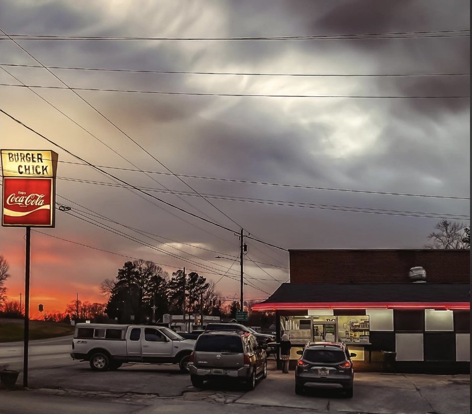 bobphotographer's tweet image. Americana: istockphoto.com/portfolio/bob_… #burgerjoint #theburgerchick #Tallapoosa #Georgia #rural #southernliving #drivethrough #History #iconic #landmark #ominous #skies #clouds #signage #travelpics #travelphotos #stockphotography #gettyimages #USA #American #Americana #burgers #fries