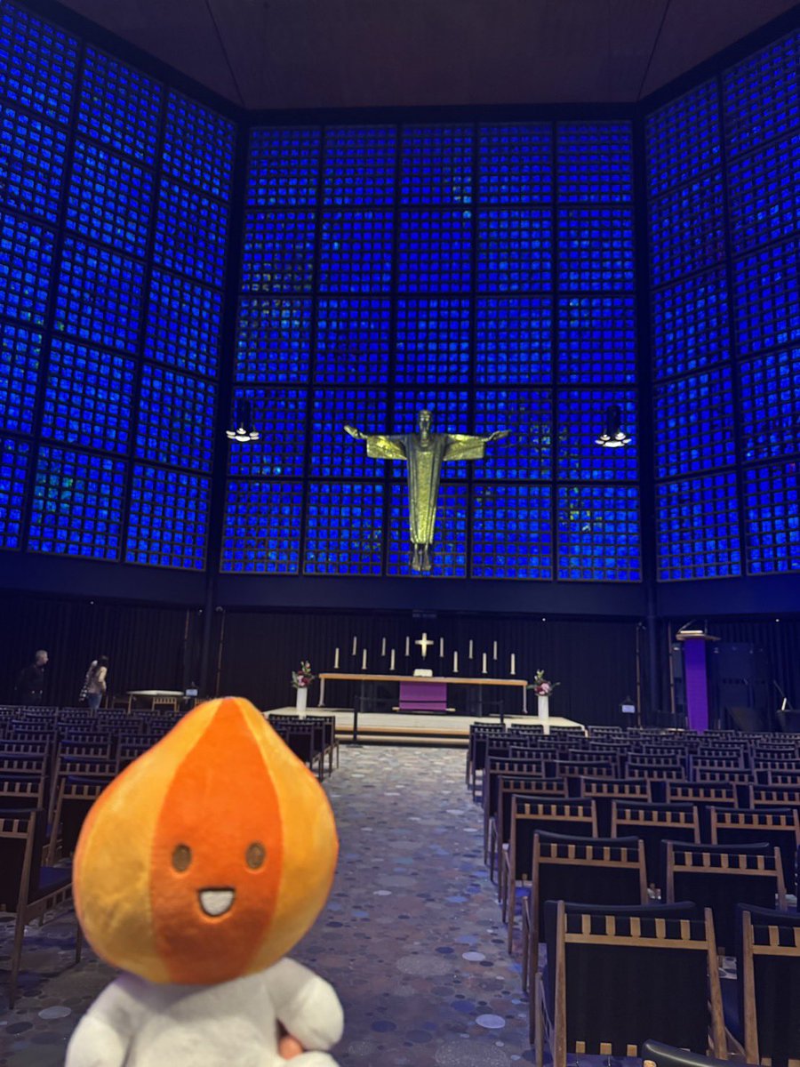 kitamitamanegi's tweet image. きーたんみっけ！8
ドイツの青の青銅に来たーベルリン
#きーたん
#北見玉ねぎ
#kitan
#berlin

The Kaiser Wilhelm Memorial Church in Berlin—where history and modern design meet.
Its deep blue stained glass creates a dreamlike glow, offering a quiet moment in the heart of the city.