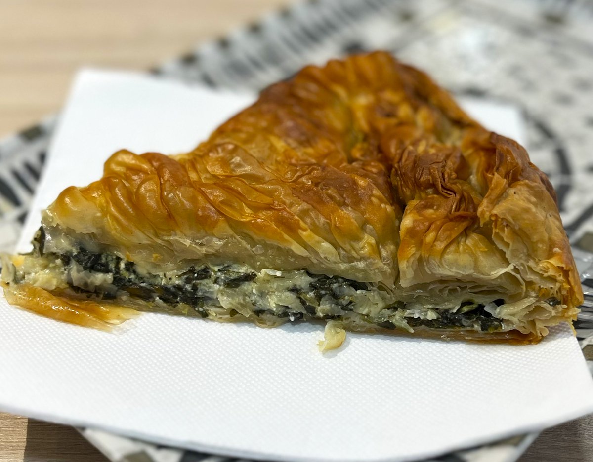 Bcnsingular's tweet image. Ha obert a la #Barceloneta un forn grec amb especialitats de pasta filo, farcida de formatge &apos;feta&apos; i espinacs, o d&apos;olivada de Kalamata, &apos;gyros&apos; i tota mena de dolços, des de dònuts &apos;lukumas&apos; a la versió hel·lènica dels &apos;baklava&apos;, a més de bon cafè (Andrea Dòria 18) 🇬🇷 #25Μαρτίου