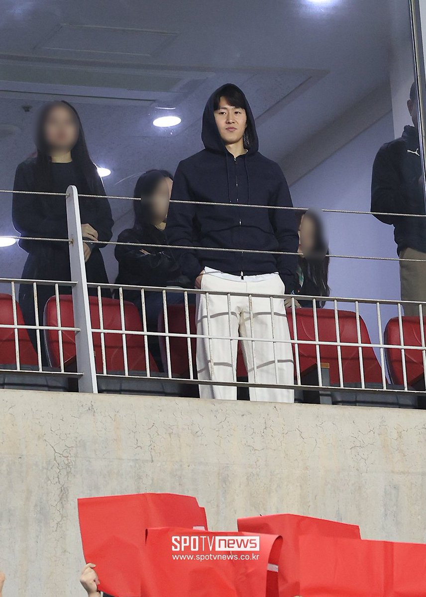 25일 오후 수원월드컵경기장에서 열린 '2026 국제축구연맹(FIFA) 북중미 월드컵' 아시아 3차 예선 B조 8차전 대한민국과 요르단의 경기, 한국 이강인이 부상으로 경기에 출전하지 못한 채 관중석에서 그라운드를 바라보고 있다.

관중석의 이강인 '나도 뛰고 싶다'
naver.me/GYC4UgqC

강인아 🥹