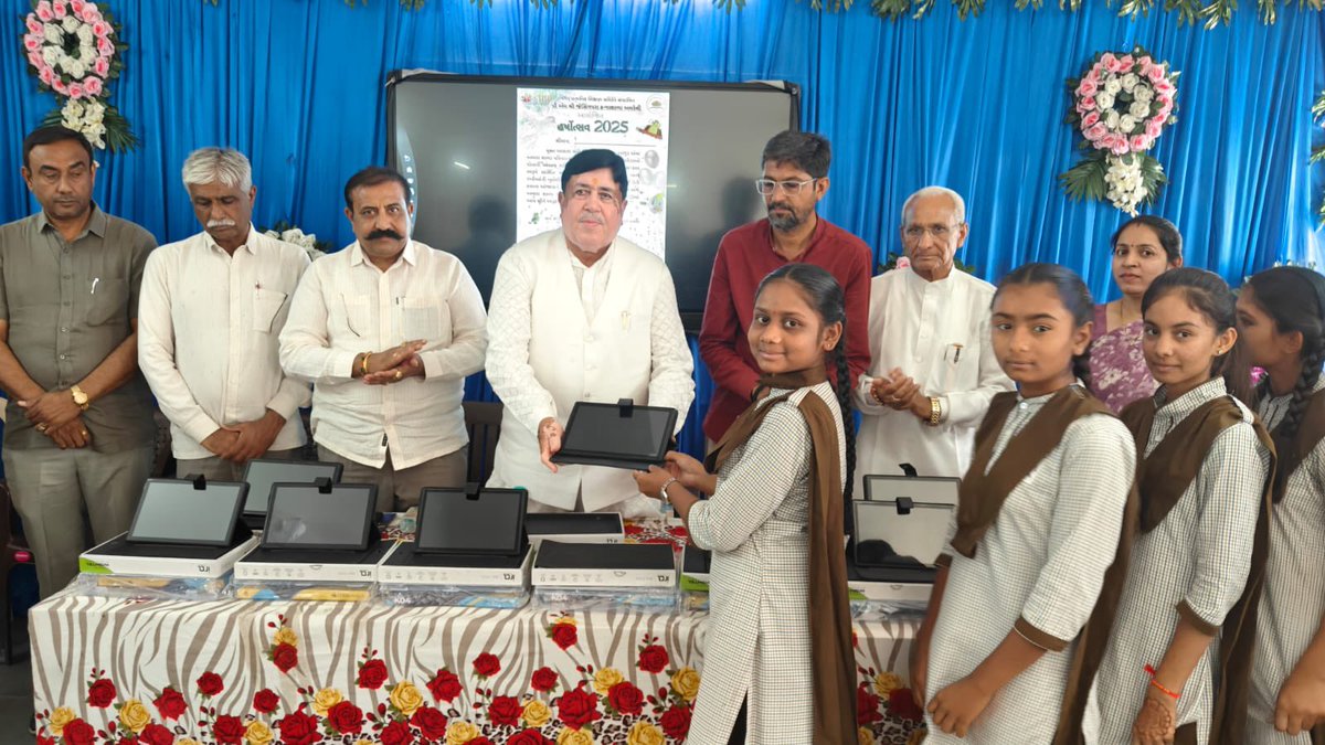 Dileep_Sanghani's tweet photo. नगर प्राथमिक शिक्षा समिति द्वारा संचालित पी एम श्री जेसिंगपरा कन्या शाला - अमरेली का हर्षोत्सव 2025 में स्कूली छात्रा को टेब्लेट वितरीत किया. 

अमर डेयरी के अध्यक्ष श्री अश्विनभाई सावलिया, शहर भाजपा अध्यक्ष श्री भवेशभाई सोढ़ा, शहर भाजपा महा सचिव राजेशभाई मांगरोलिया, जिला खरीद बिक्री संघ के अध्यक्ष श्री जयंतीभाई पनसुरिया, नगर पालिका अमरेली के उपाध्यक्ष बीनाबहन कालेणा, नगर शिक्षा समिति के अध्यक्ष श्री तुषारभाई जोशी, आशीष भाई जोशी, धीरूभाई वाला समेत गणमान्य महानुभाव  उपस्थित रहे.