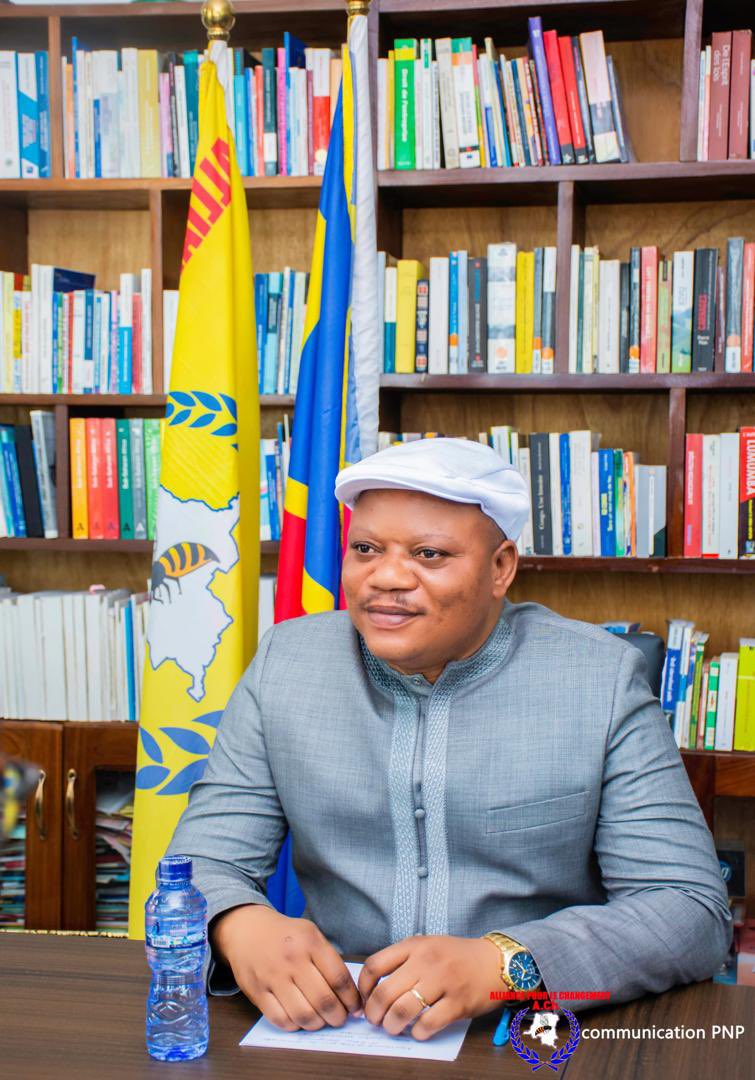 oasis_royal's tweet photo. Sur base d’une vision claire, le Pr @jmkkrock_kabund s’engage à une logique dont l’Etat congolais qui se veut être moderne pour l’avenir doit passer par une réfondation totale afin de viser plus amplement son émergence.
#CellcomIntelligentsiaDuChangement 
@YvesBuya1 @wembi_steve https://t.co/raJvS1G97T