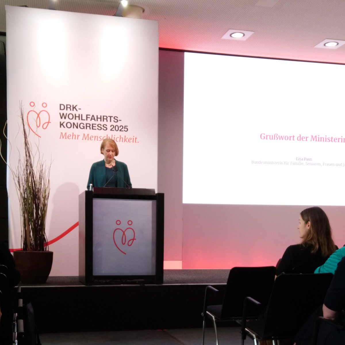 "Der Sozialstaat ruht auf den Strukturen der Wohlfahrtspflege. Es ist wichtig, dass der Staat weiß, dass er sich darauf nicht ausruhen darf", sagt Familienministerin <a href="/lisapaus/">Lisa Paus, MdB</a> auf dem #DRKWohlfahrtskongress.