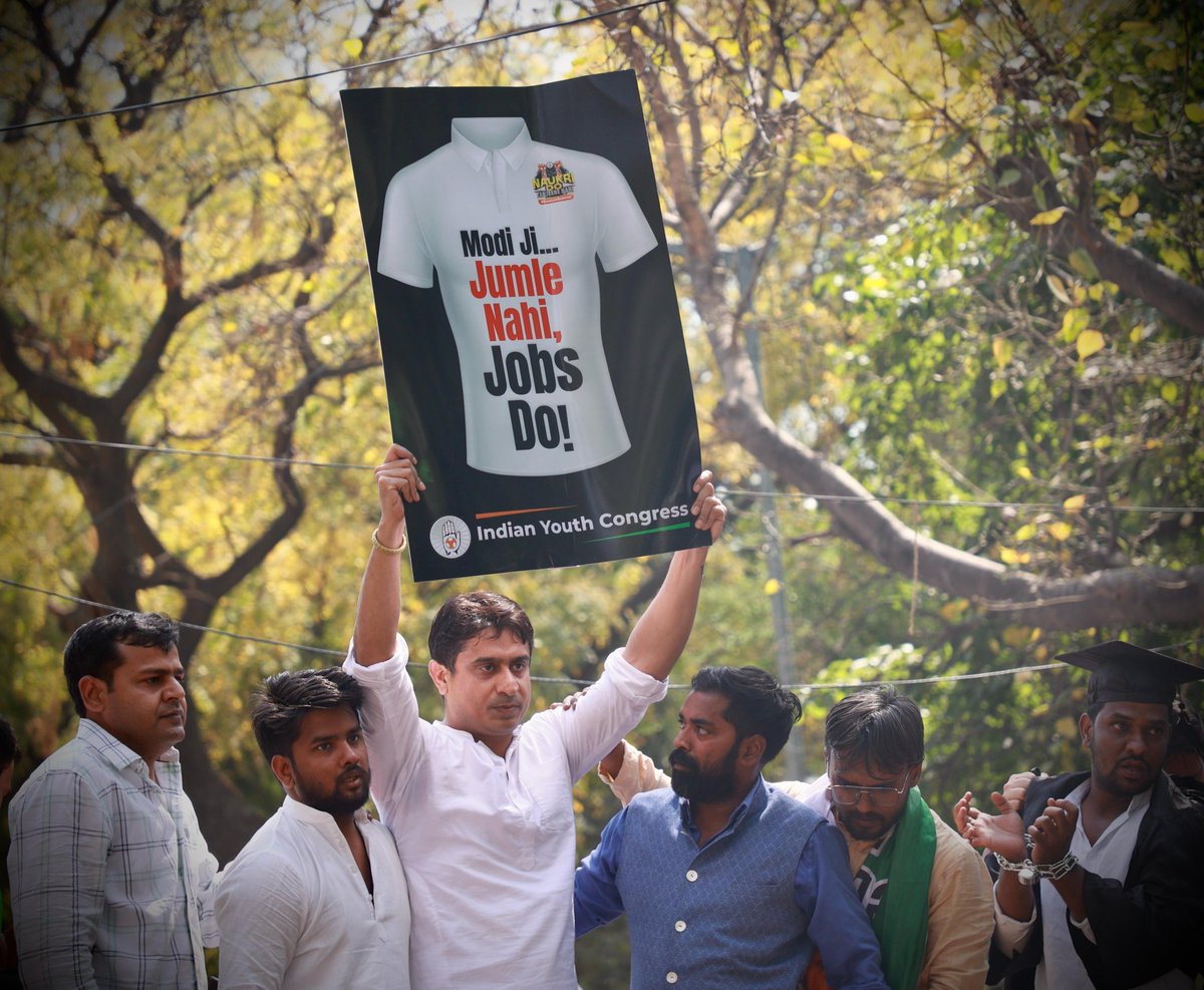 UdayBhanuIYC's tweet photo. 🚨 "नौकरी दो, जंजीरें नहीं" संसद घेराव
सड़क से संसद तक – युवाओं की गूंज! 🔥

देशभर के युवाओं ने आज दिल्ली की सड़कों पर इतिहास रच दिया – यह सिर्फ विरोध नहीं... इंकलाब की शुरुआत है! 

केंद्र में बैठी युवा विरोधी मोदी सरकार के खिलाफ न्याय की यह लड़ाई जारी रहेगी! 💪

#IYCSansadGherao https://t.co/16haK1K46i