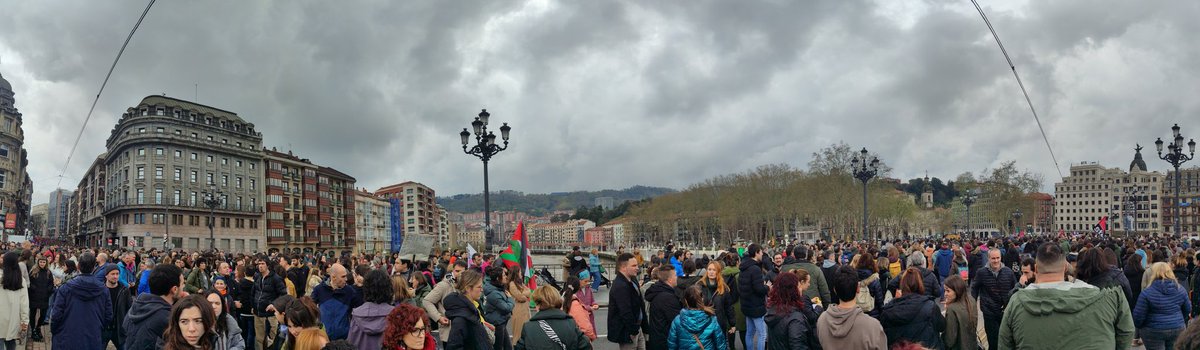 Gora Euskal Eskola Publikoa!!
Hezkuntza Publikoan lan baldintzak hobetu!!
Bilboko kaleak txiki utzi ditugu!!