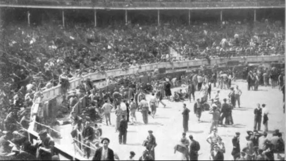 🌾Hace hoy 89 años, el 25 de marzo de 1936, miles de trabajadores extremeños ocuparon pacíficamente las fincas que les habían sido arrebatadas. Su justa reivindicación fue ahogada en sangre. 

No olvidamos, no perdonamos.

🚜Oi i por tol añu, la tierra pal que la trebaja!