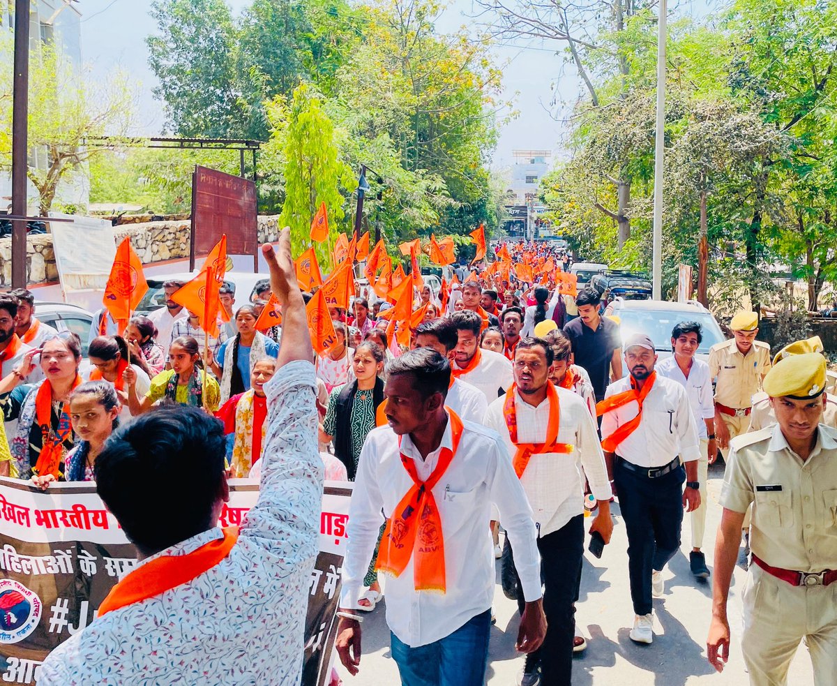 abvpchittor's tweet photo. बांसवाड़ा जिले के पालोदा क्षेत्र में 12 वर्षीय बेटी जाह्नवी पाटीदार की गला काटकर हत्या के विरोध में अभाविप बांसवाड़ा ईकाई द्वारा आक्रोश रैली निकालकर दोषियों को तुरंत सजा देने की माँग की गयी।
#ABVP_बांसवाड़ा
#ABVP_Chittorprant https://t.co/eyUUWuyTPx