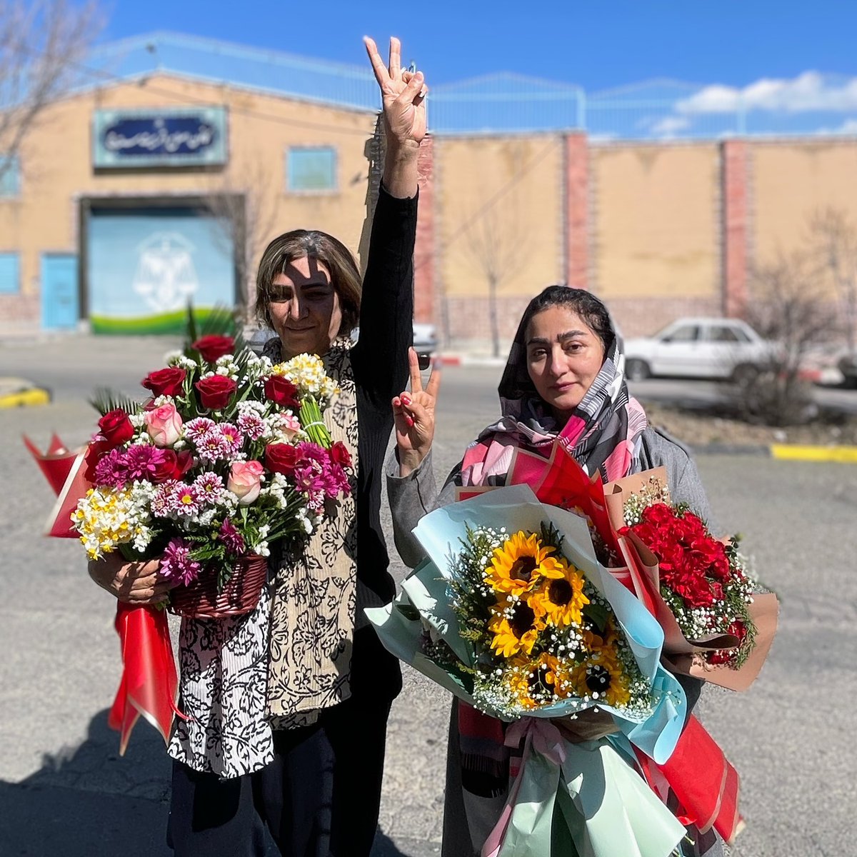 لیلا پاشایی و باران ساعدی با قرار وثیقه آزاد شدند.

ماموران یک حکومت حقیر بدانند، با تهدید، زندان و یا شکنجه نمی‌توانند صدای زنان معترض را خفه کنند.

#زن_زندگی_آزادی