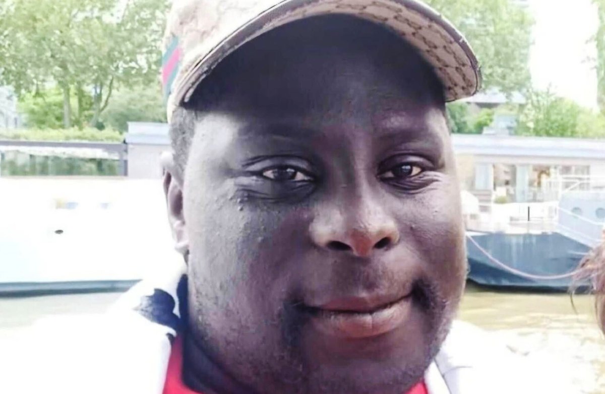 le_Parisien's tweet image. APPEL À TÉMOINS | Adama Thiam, un homme autiste âgé de 30 ans, est porté disparu à Compiègne.

Il n’a pas donné de nouvelles à ses proches depuis le samedi 22 mars. Il portait une casquette et une sacoche beige, une veste noire et un jean bleu foncé.

➡️ l.leparisien.fr/RKrH
