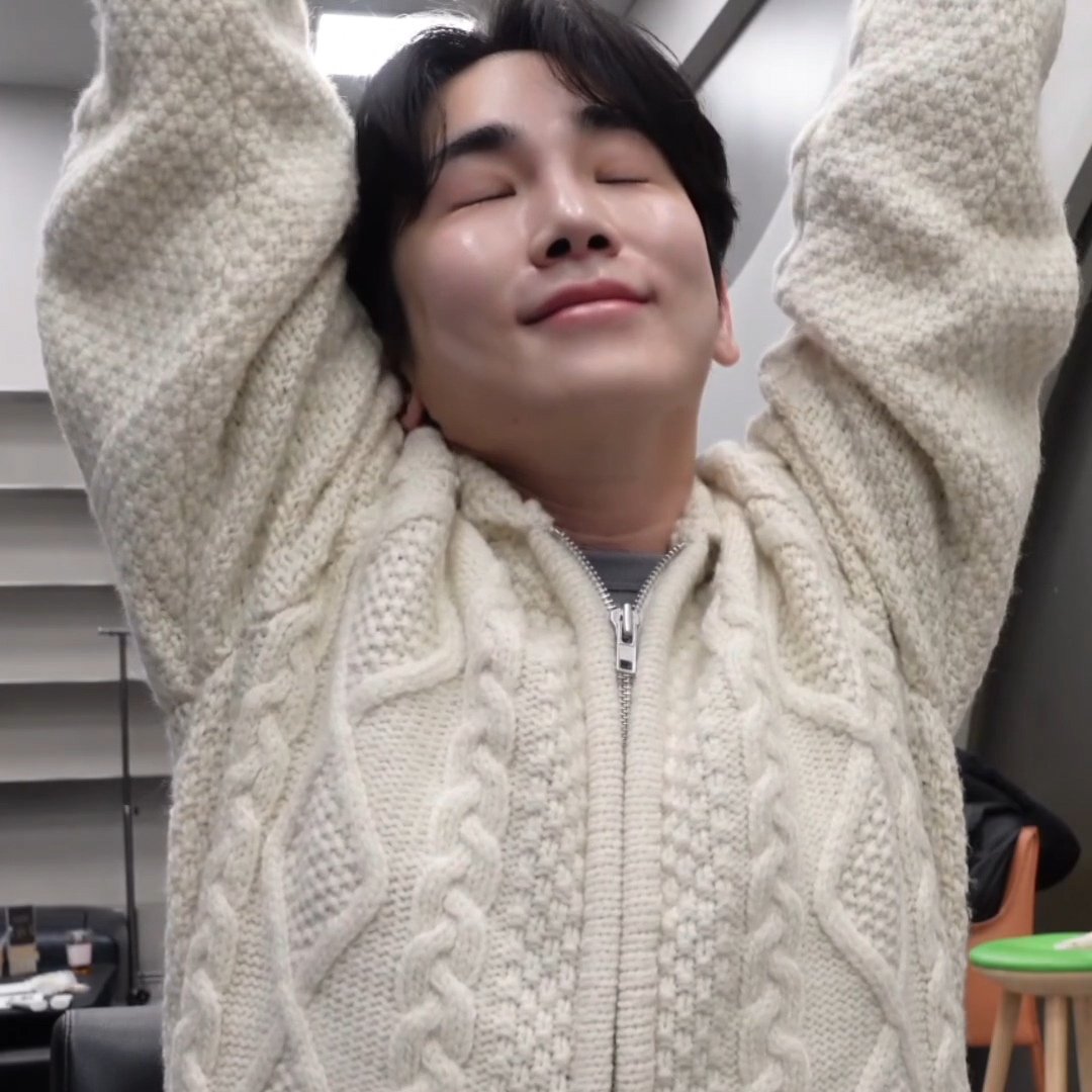 저화질의 기범 tweet media