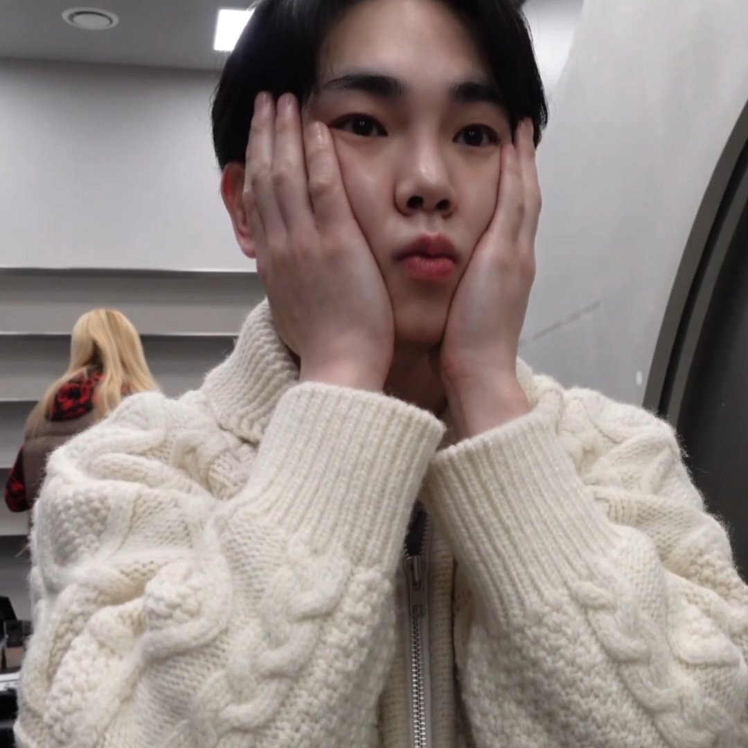 저화질의 기범 tweet media
