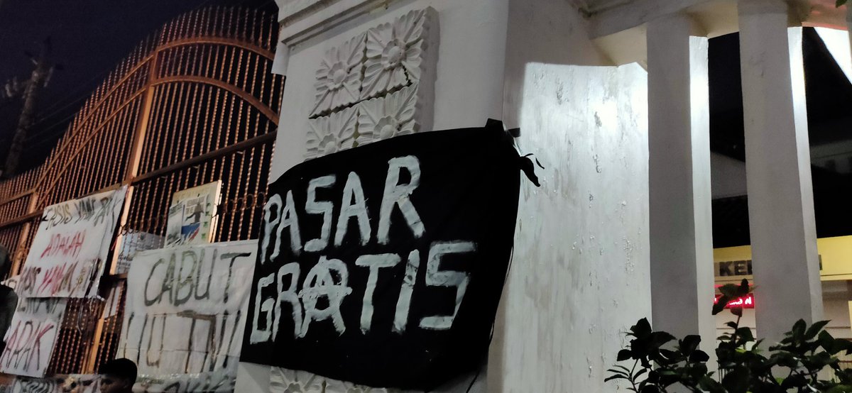 Lu bayangin KEBUMEN daerah sesepi itu ADA MASSA AKSINYA 😂

Sampai menang ✊🏾✊🏾✊🏾✊🏾