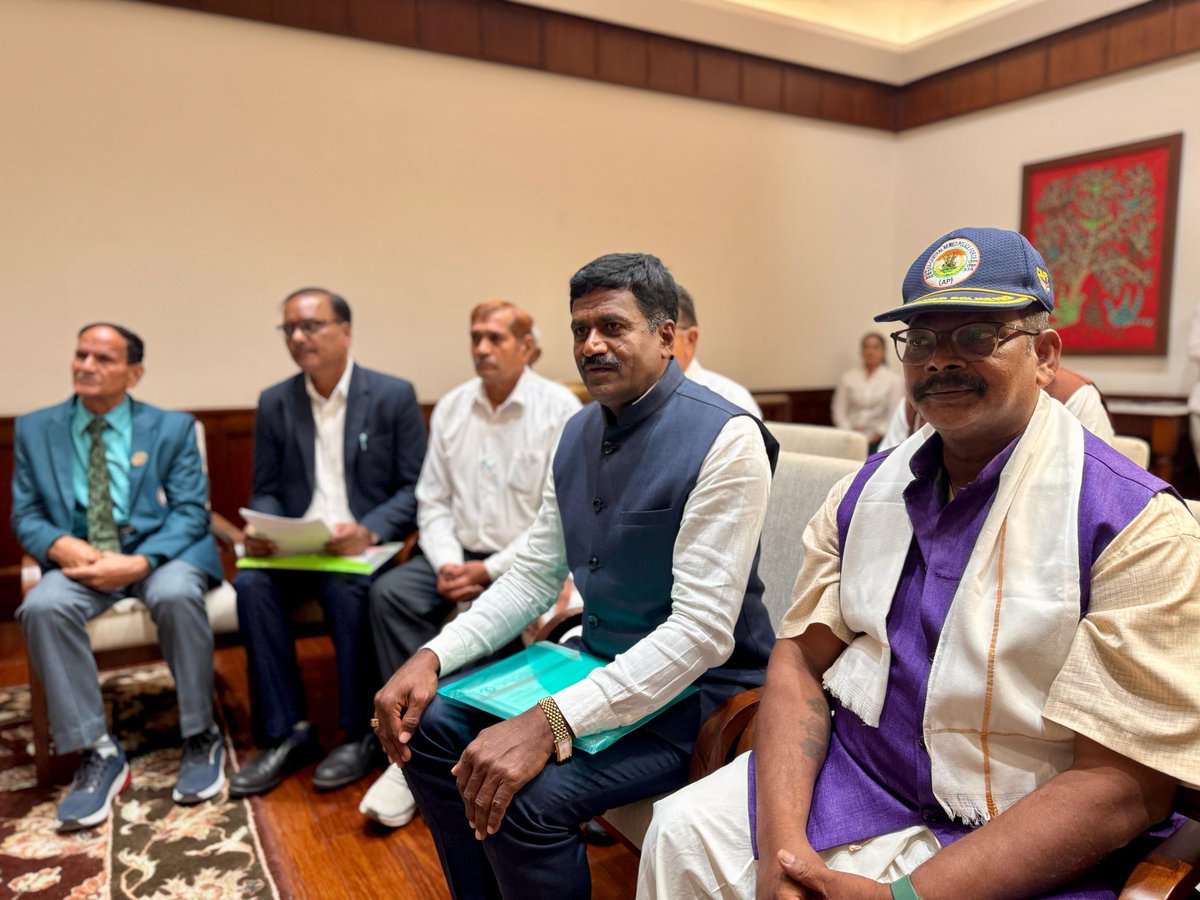 लोकप्रिय नेता प्रतिपक्ष श्री राहुल गांधी द्वारा देशभर से आये #CAPF के 15 सदस्यीय प्रतिनिधिमंडल से  पार्लियामेंट हाउस में उनके कल्याणकारी मुद्दों पर विस्तार से चर्चा की और कांग्रेस शासित प्रदेशों में अर्द्धसैनिक कल्याण बोर्ड के गठन का आश्वासन दिया। हृदय से उनका आभार। <a href="/RahulGandhi/">Rahul Gandhi</a>