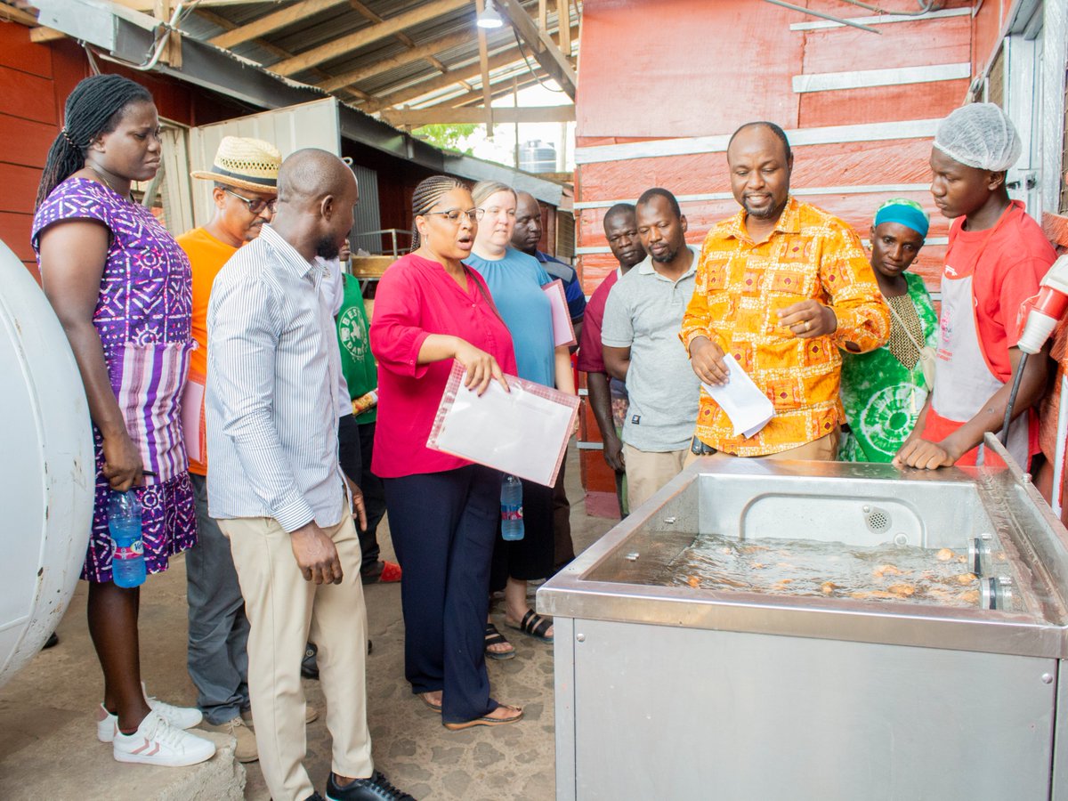 growing_ghana22's tweet photo. The High Commissioner of Canada to Ghana visited the #GROWINGProject, experiencing OFSP bread-making at Shekinah Bakery & a showcase of nutritious products!. An exhibition event showcased various OFSP-based products including B-diet granular, biscuits and instant cereal. https://t.co/hbCnCjL9hM