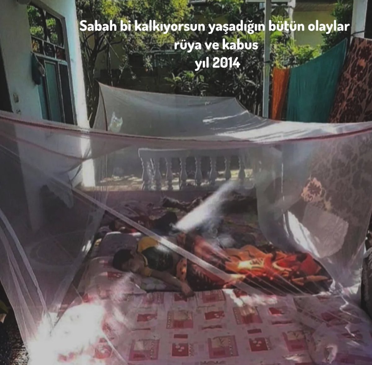 Sabah bir kalkıyorsun yaşadığın bütün olaylar rüya ve kabus. Yıl 2014