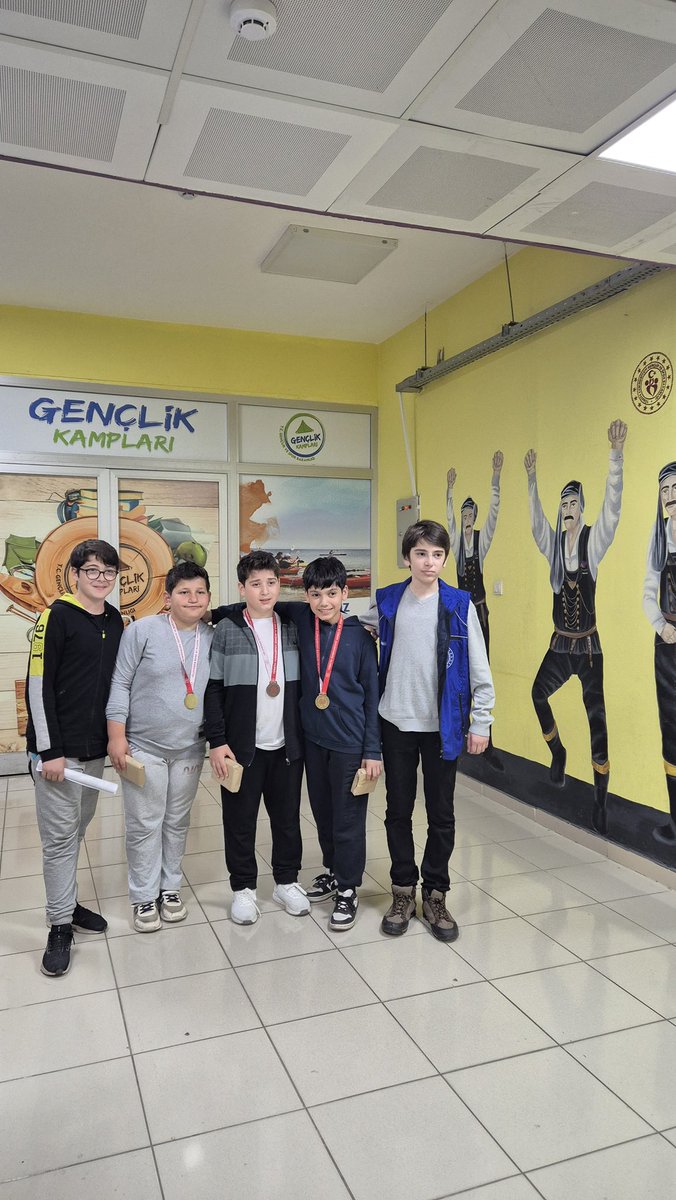 Merkezimde Ramazan 🌙 

Gönüllülerimizle  iftar yapıp Badminton Turnuvasında dereceye giren öğrencilerimize madalyalarını ve hediyelerini takdim ettik ✨🏅