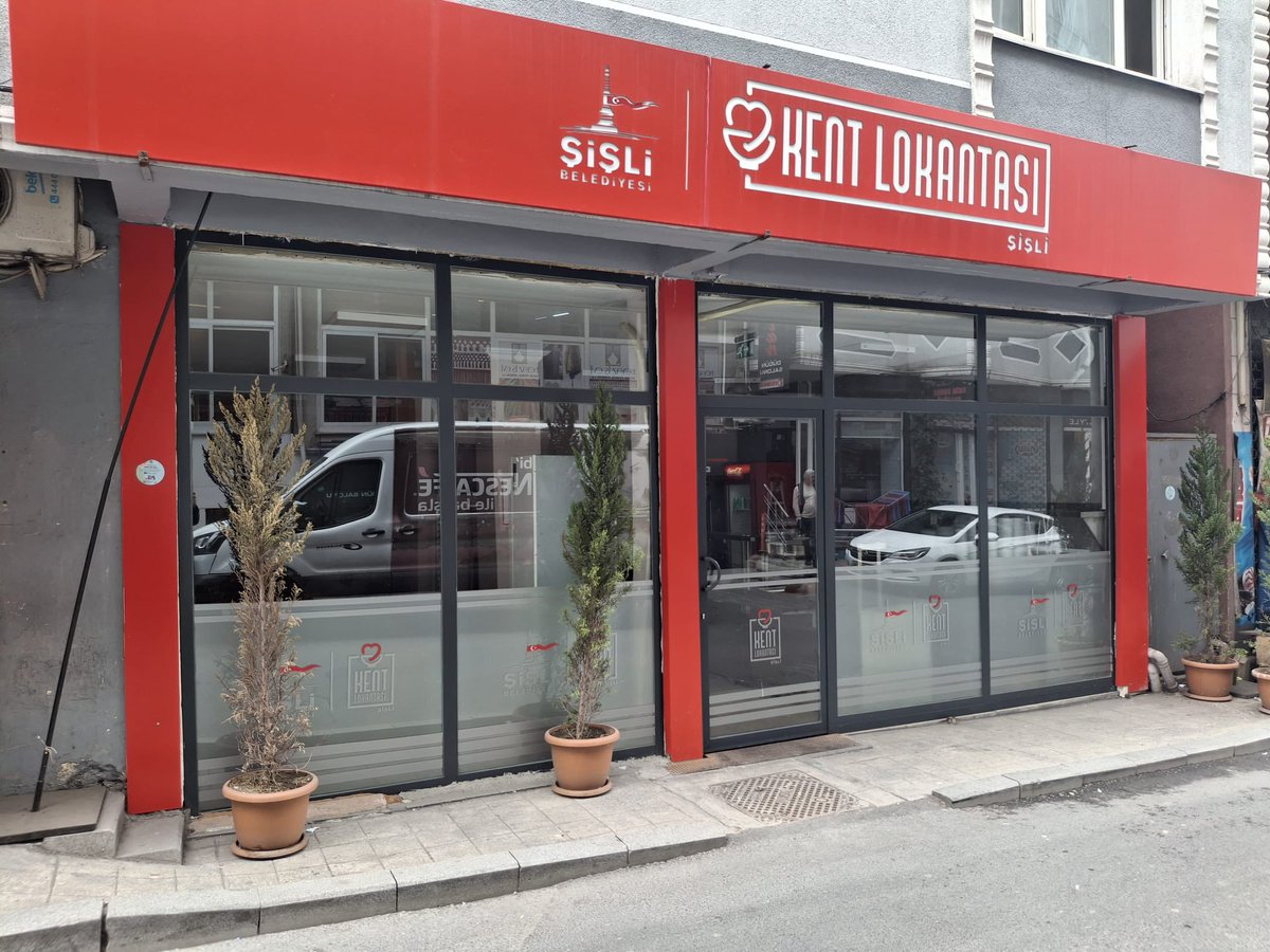 Gezici Kent Lokantamız çalışıyor olsaydı Şişli Cami önünde hizmet verecekti, bugünse belediyemizin garajına çekilmiş durumda. Sabit Kent Lokantalarımızın kapıları ise kapalı durumda. Bugün Kent Lokantalarının kapatılmasını sözlü talimat verenler ve sonrasında yalanlayanlar tek