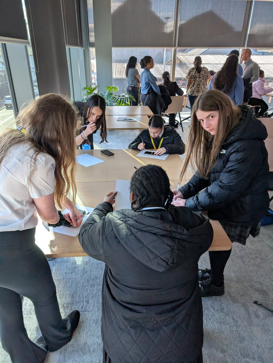 SASB_Comp's tweet image. Enjoying the B in Tech workshops this morning! @BarclaysUK @sasbhighschool #womenInComputing #computingScience