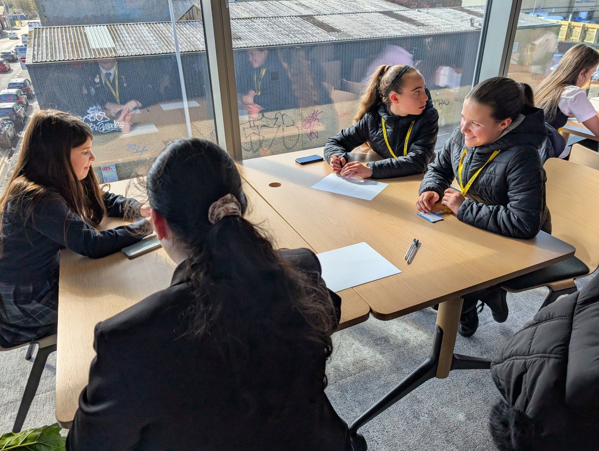 SASB_Comp's tweet image. Enjoying the B in Tech workshops this morning! @BarclaysUK @sasbhighschool #womenInComputing #computingScience