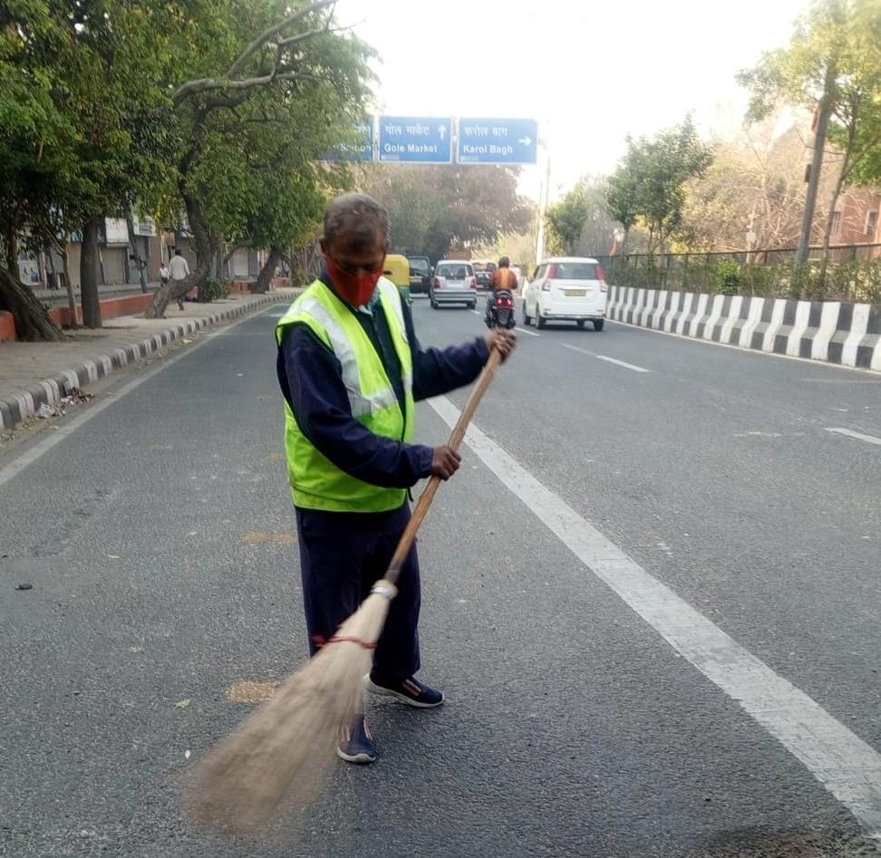 MCD_Delhi's tweet photo. MCD’s commitment to cleaner, well-organized roads!
Beautification and encroachment removal drive from Idgah Roundabout to Hanuman Mandir in Karol Bagh Zone, enhancing urban spaces.
#SwachhDelhi #Mcdcares #mcd https://t.co/RoZ7y4iltJ