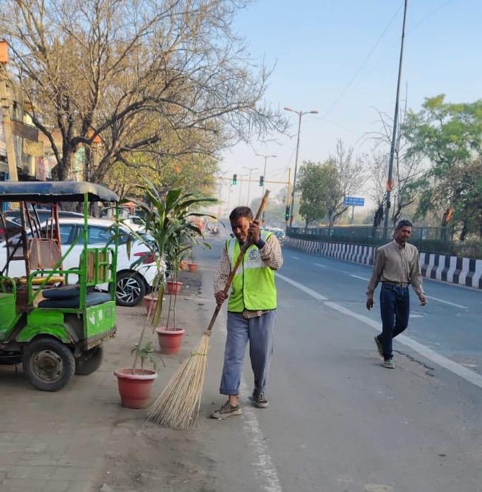 MCD_Delhi's tweet photo. MCD’s commitment to cleaner, well-organized roads!
Beautification and encroachment removal drive from Idgah Roundabout to Hanuman Mandir in Karol Bagh Zone, enhancing urban spaces.
#SwachhDelhi #Mcdcares #mcd https://t.co/RoZ7y4iltJ
