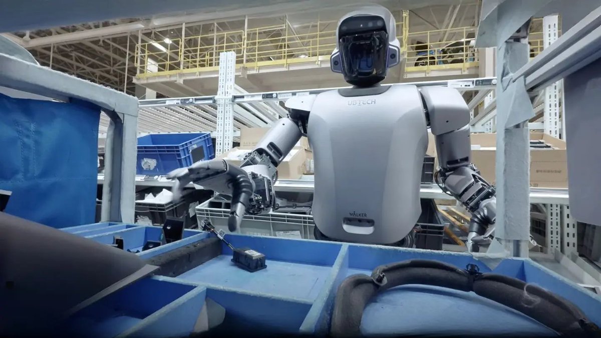 MarioNawfal's tweet photo. 🚨🇨🇳CHINA UNLEASHES AI ROBOT SWARMS—BUILDING CARS FASTER THAN HUMANS EVER COULD

China’s Zeekr and UBTech just dropped AI-powered humanoid swarms—assembling cars with insane speed and zero mistakes.

Powered by 5G and BrainNet AI, these bots lift, weld, and make real-time decisions like a factory hive mind.

No maps, no sensors—just pure AI domination. The future of manufacturing is here...and it doesn’t need us.

Source: Fox News