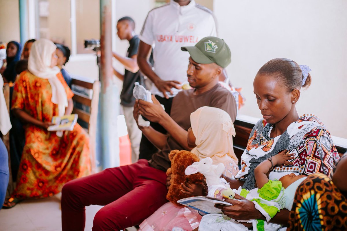 Kudu_ze_Kudu's tweet photo. We distributed toys to all the parents who attended the RCH clinic. One father exclaimed, “My children will see me as a hero today,” after receiving toys for his three children. 

#MweleMalecelaDaysOfAction educates the community while bringing smiles. #EndNTDs #FlyHighMax https://t.co/YqVeCGJRtq