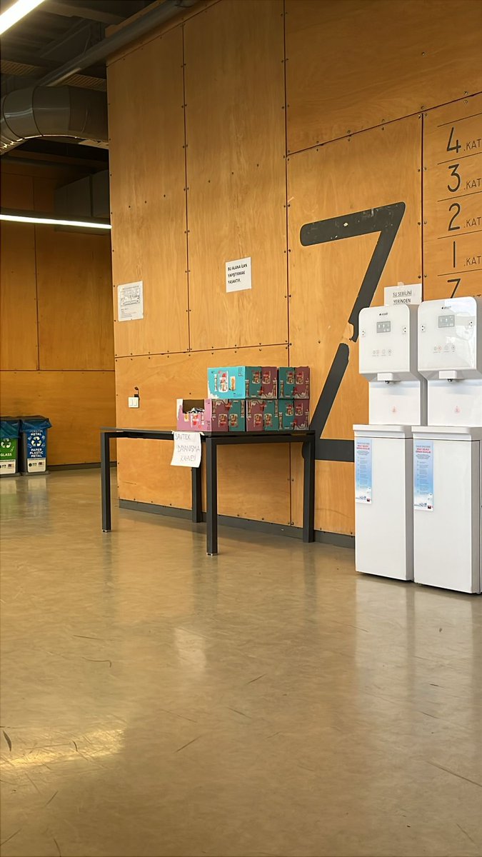 Arkadaşlar şu gündem yoğunluğunda belki hepimiz için en önemsiz şey olacak ama bu günlerde özellikle boykot için en önemli şey dayanışma. Boykot sürecine destek olmak için SAVTEK olarak sabah saatlerinden itibaren MED’de gücümüz yettiği gün kadar paketli kahve dağıtımı yapacağız.