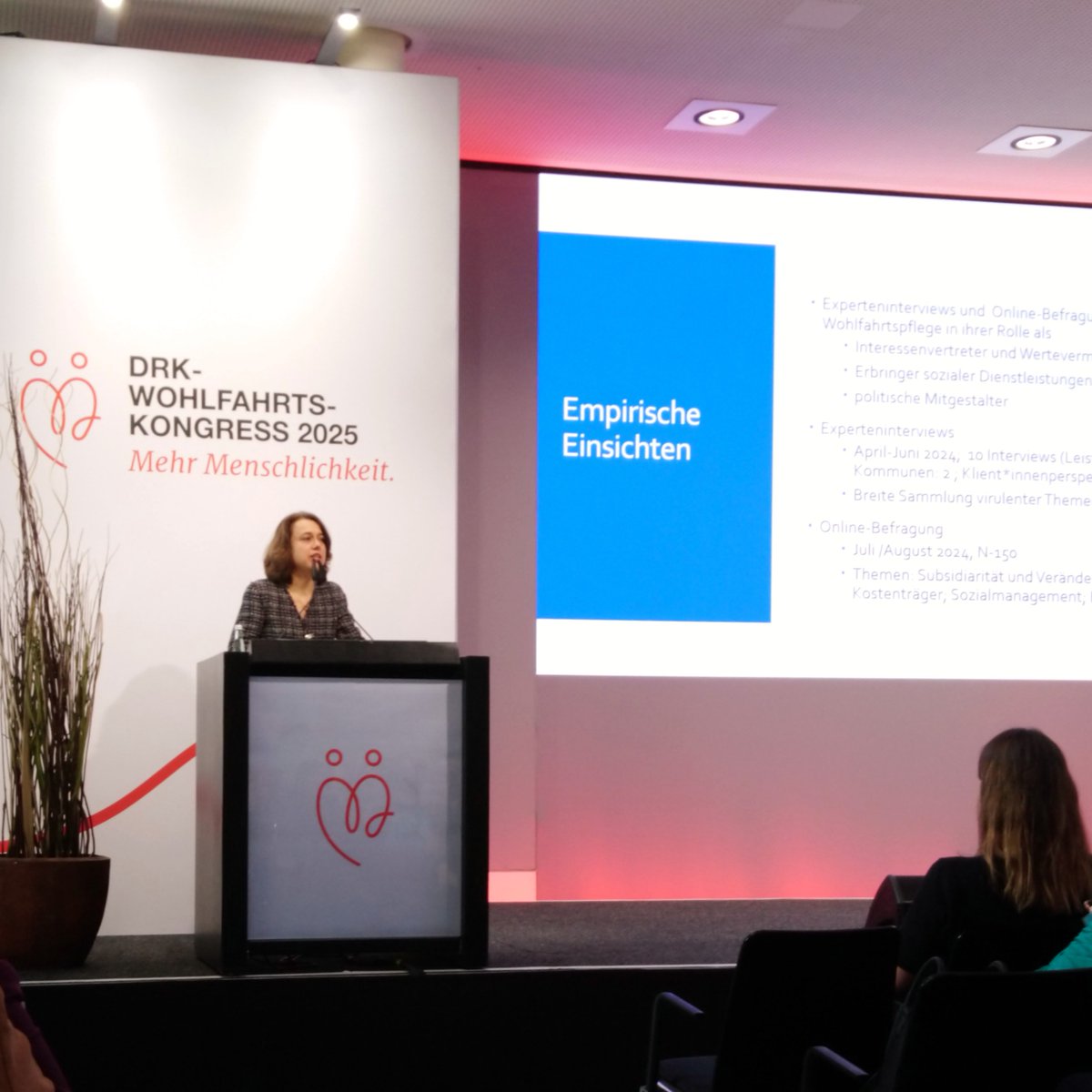 "Aufgaben der sozialen Daseinsvorsorge werden als Projekte verstanden, die ihre Notwendigkeit immer wieder beweisen müssen. Das muss sich ändern." Professorin für Verwaltungswissenschaft <a href="/KlenkTanja/">Tanja Klenk</a> auf dem #DRKWohlfahrtskongress.