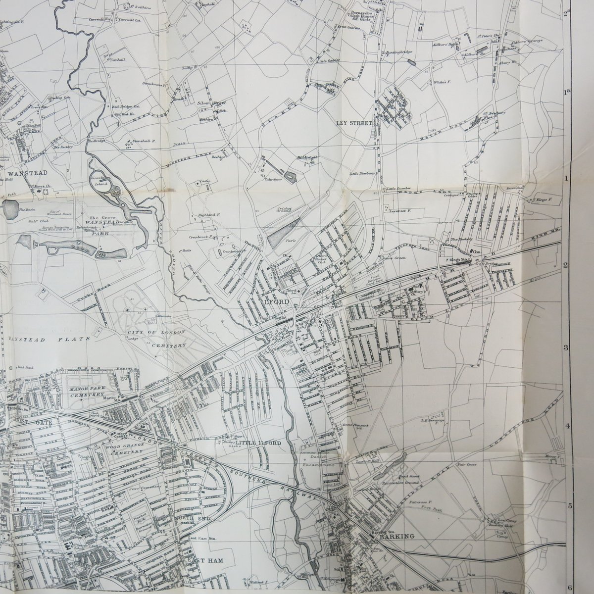 IlfordHistory's tweet image. Kelly's Directories all had an accompanying map which showed the roads that existed at the time (although there are some errors). They fill in the gaps between the OS maps.
This is from the 1899-1900 edition. What can you see?