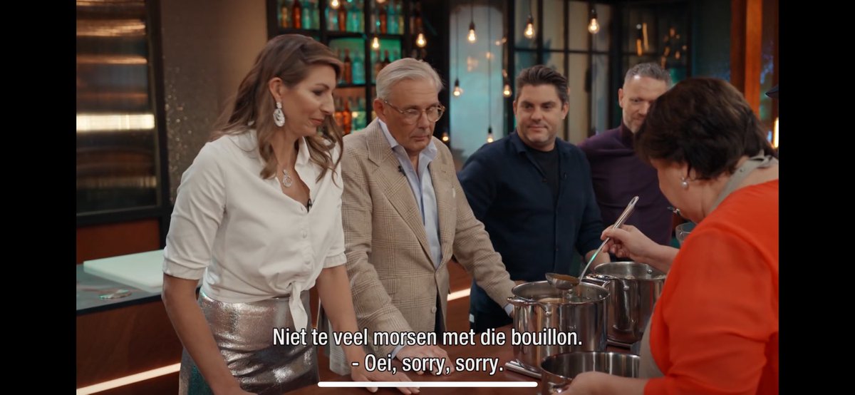 Quote of the show: tegen Maggie zeggen dat ze voorzichtig moet zijn met de bouillon. Het passeerde geruisloos. #CelebrityMasterChef