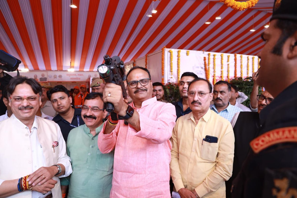 BJP4UP's tweet photo. उपमुख्यमंत्री श्री @brajeshpathakup ने "सेवा, सुशासन और सुरक्षा की नीति" को समर्पित प्रदेश भाजपा सरकार के 8 वर्षों के गौरवशाली विकास कार्यों से संबंधित तीन दिवसीय "प्रदर्शनी" का लखनऊ में शुभारंभ किया।

#8YearsUPYogiGov https://t.co/mXT4pXzWBs