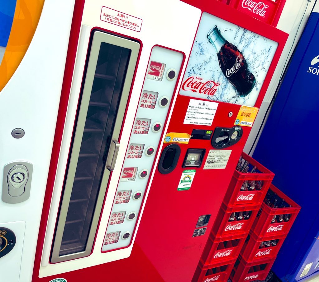 ちなみに秋葉原ラジオ会館の10階には 瓶のコカ・コーラ専用自販機が