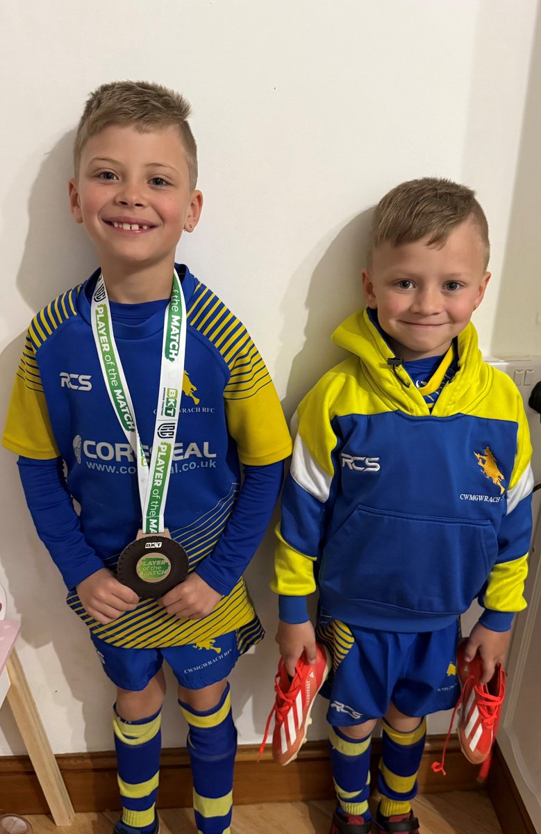 A small gesture from Jack Walsh meant the world to Ospreys mascot Kazier 🫶

"He couldn’t believe Jack Walsh gave him the medal: I’ve never seen him so lost for words. We honestly don’t know how to thank you all!"

Kazier was so pleased he wore his BKT URC PotM medal to