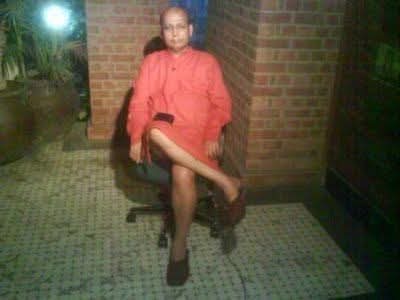 18अप्रेल 2012
कांग्रेस प्रवक्ता अभिषेक मनु सिंघवी  की एक सेक्स सीडी बाजार में आये हुए, 30 घंटे से ज्यादा बीत चुके हैं जिसमे वे और एक सुप्रीम कोर्ट की महिला वकील के निजी पल रेकॉर्डेड हैं! बात अगर यहीं तक होती तो समझ में आता की किसी की निजता का उल्लंघन नहीं होना चाहिए और ऐसी चीज़ें