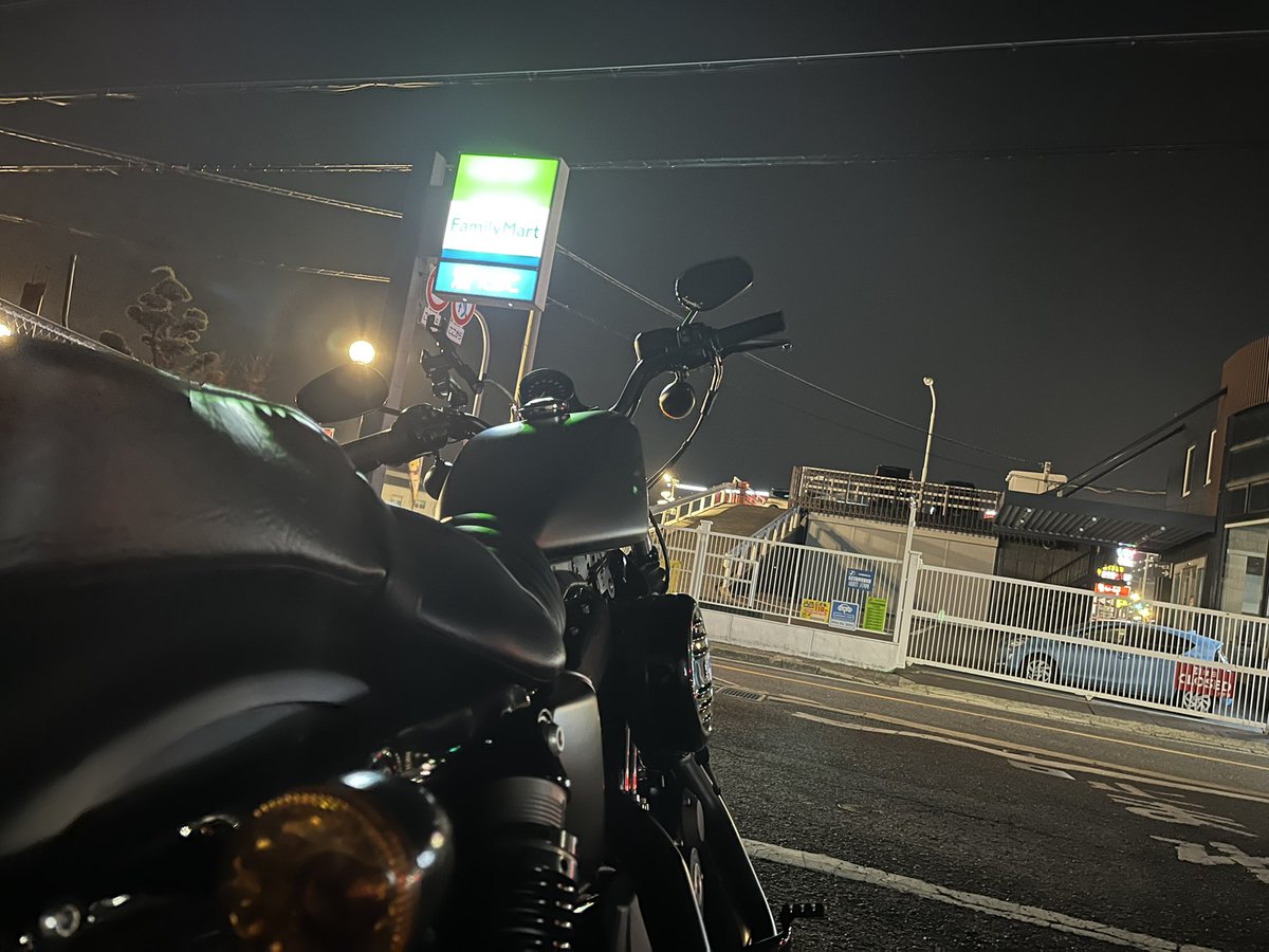 Rayzi0320's tweet photo. 夜にバイク走らせて
ここどこ？みたいな街のコンビニで休憩すんの好き https://t.co/qfbEBGCyvN