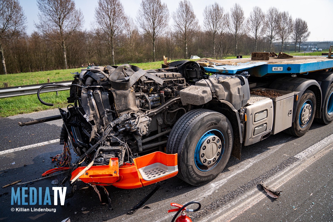 mediatvnl's tweet photo. Op de A4 voor de Beneluxtunnel is een ernstig ongeval gebeurd nadat een vrachtwagen, geladen met zware buizen, een noodstop maakte. De lading schoot naar voren en de cabine werd gelanceerd. De snelweg A4 is vanaf de A15 richting de A20 volledig afgesloten.
https://t.co/b8iysWCKGi https://t.co/WIKObAD96I