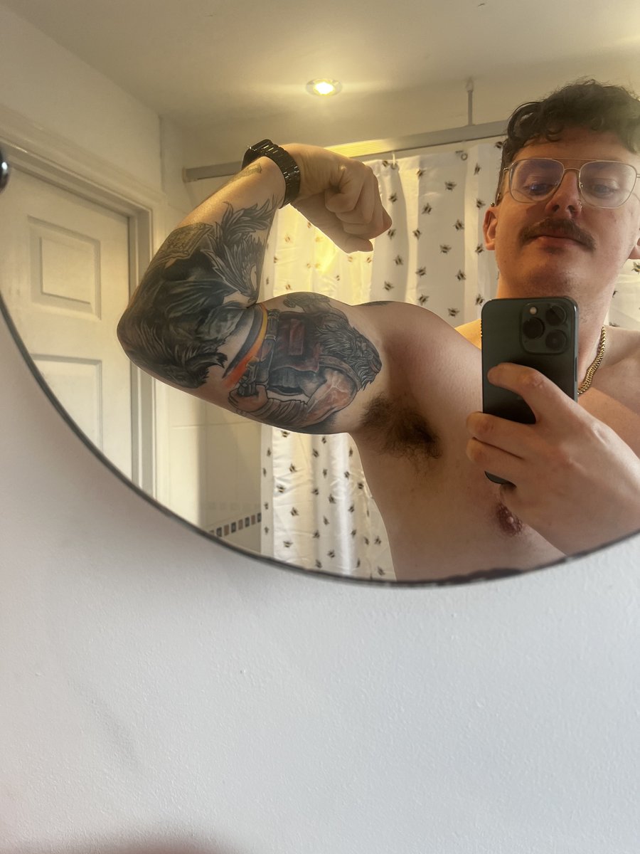 Who wants to be wrapped up in my big arms? 😏