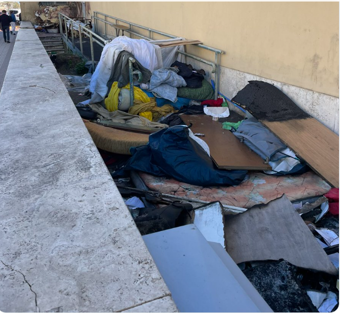 rome_sea's tweet photo. @catenascesa @Reartwo @SabattiniAndrea @ConfcommRoma @romatoday Si va al centro commerciale perché li (almeno a #Roma ):
-é più curato
-é più comodo camminare
-spesso è anche più sicuro
(Agevolo foto di cc. #castelromano e di una via della #periferia di #Roma ) https://t.co/J0CQp5sC1S