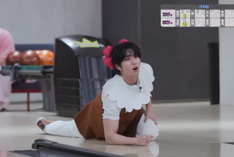 one of his legs folded up like that, grabbing his knee gawd hn jsng u are doing things to me