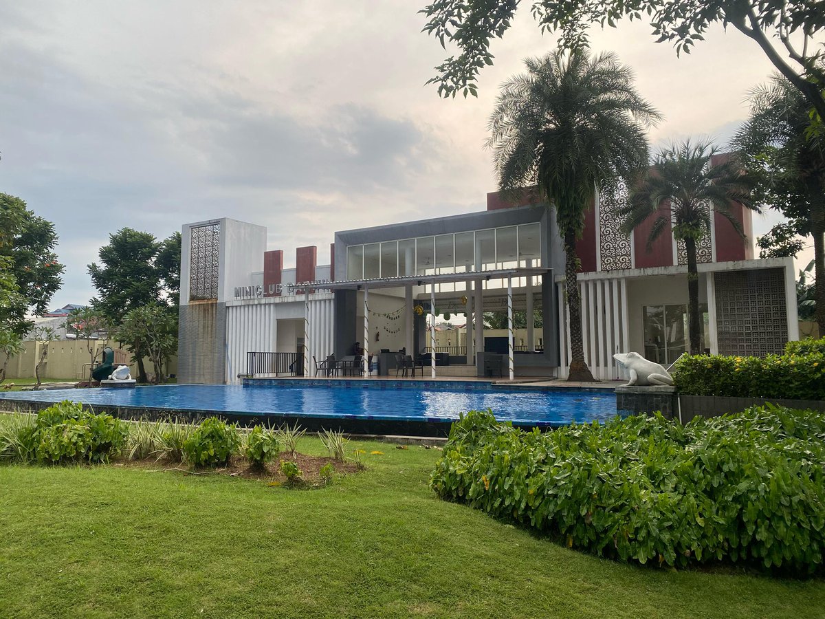 Bangkit68565303's tweet photo. Jual Rumah Mewah dgn Kolam Renang &amp; Clubhouse, lingkungan Eksklusif
Spesifikasi:
- Luas Tanah: 126 m²  
- Luas Bangunan: 126 m²  
- AC: 3 Unit  
- Water Heater: 1 Unit  
- Carport: 1 Mobil  
- Kondisi Bangunan: Bagus &amp; Terawat
- Lokasi Strategis dekat Mall dll https://t.co/UBFZjBMIJT