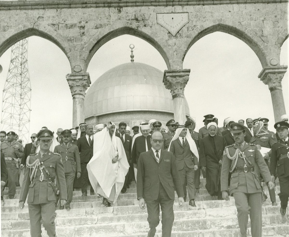 صورةٌ للملك «فيصل بن عبد العزيز آل سعود» أثناء زيارته لفلسطين عام 1966، حيث زار المسجد الأقصى وصلى فيه.

الملك فيصل (14 أبريل 1906 – 25 مارس 1975) هو ملكُ المملكة العربية السعودية الثالث، والحاكمُ السادس عشر من أسرةِ آل سعود، والابن الثالث من أبناء الملك عبد العزيز الذكور.