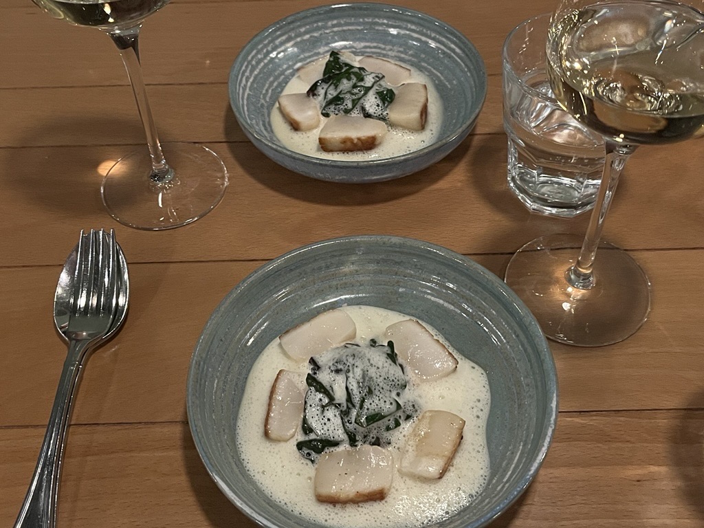 Deliciously meaty scallops with a delicate wintery garnish and a sake sauce <a href="/Bastible111/">Bastible</a> 

#MICHELINStar #Dublin #Ireland 

guide.michelin.com/gb/en/dublin/d…