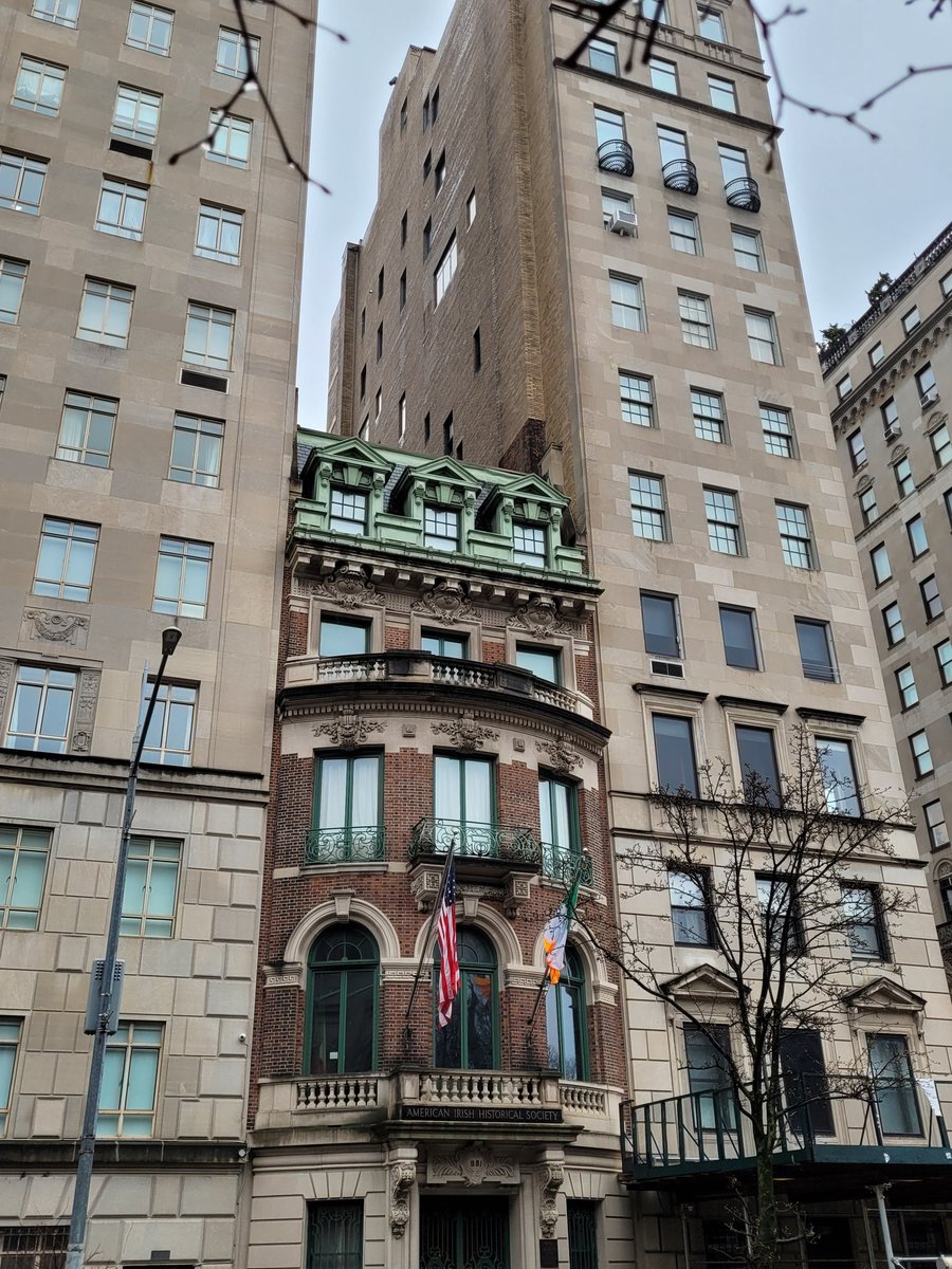 A huge go raibh mile maith agat to Dr Elizabeth Stack, Executive Director of the #americanirishhistoricalsociety, for hosting the #sharinglands team last night! Brilliant to meet with Irish-Americans in NYC, conduct interviews, &amp; introduce our project.